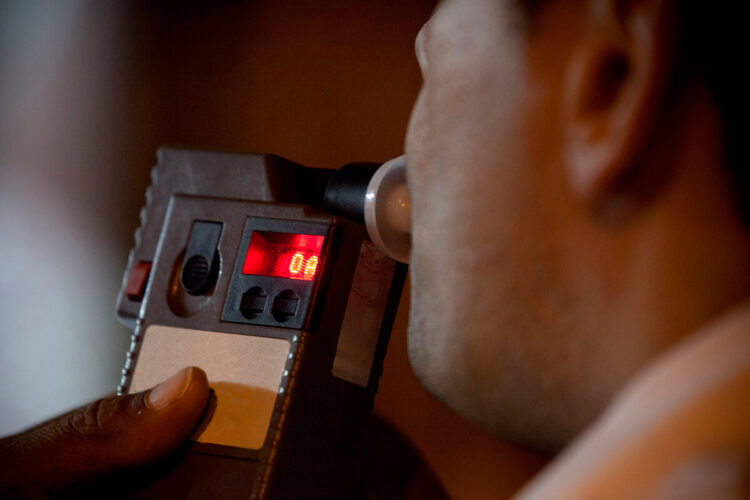 Juiz aplica LGPD e reverte justa causa de empregado flagrado em bafômetro