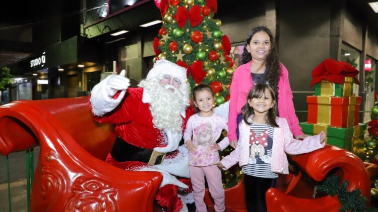 São Conrado recebe Papai Noel do Reviva Natal que tem shows, coral e feira no Centro da Capital