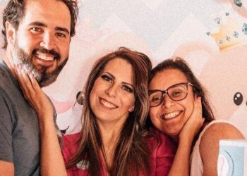 “Afinidade de outras vidas”: trisal comemora gravidez de cinco meses