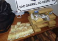 Em perseguição, cédulas de R$ 50 começam a cair de Corsa e revelam mais de 11 kg de droga no interior