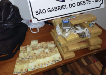 Em perseguição, cédulas de R$ 50 começam a cair de Corsa e revelam mais de 11 kg de droga no interior