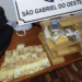 Em perseguição, cédulas de R$ 50 começam a cair de Corsa e revelam mais de 11 kg de droga no interior