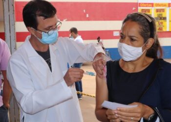 Vacinação contra Covid avança na Capital em 40 locais, aplicando 1ª, 2ª, 3ª  nesta terça-feira