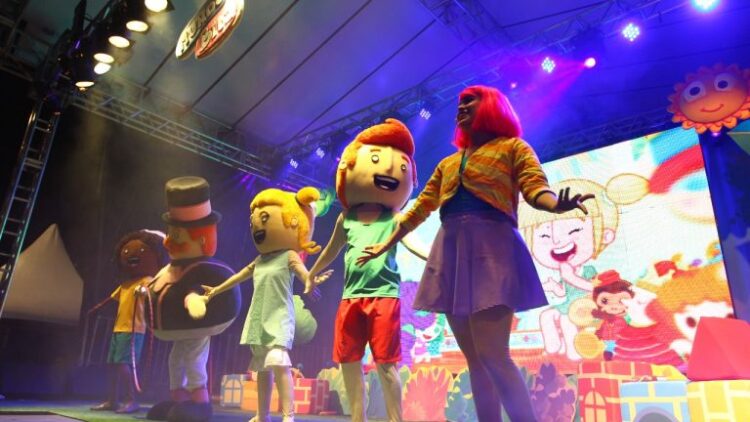 Mundo Bita faz abertura oficial do Reviva Natal na Capital com muita luz, paz e alegria