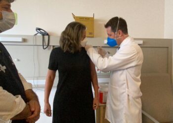 Há um ano primeira médica era vacinada contra Covid-19 em hospital de Campo Grande