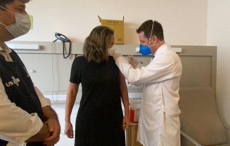 Há um ano primeira médica era vacinada contra Covid-19 em hospital de Campo Grande