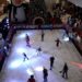 Patinação no gelo é atração para crianças e adultos em Campo Grande