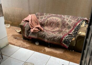 Mãe é presa por abandonar filhas de 10 e 12 anos em casa cheia de “gatos” na luz e água