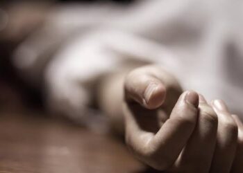 Ex-marido encontra mulher morta dentro do apartamento ao lado de remédios para depressão