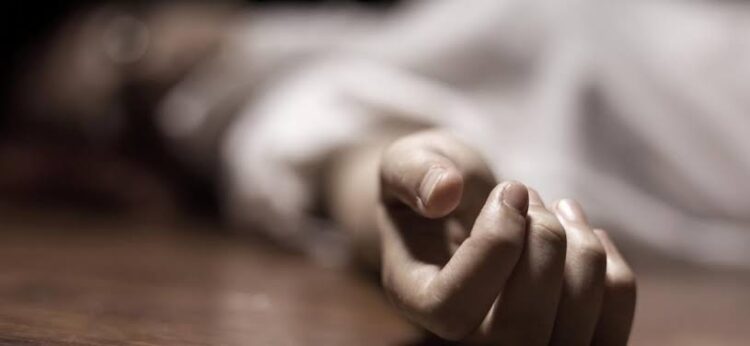 Ex-marido encontra mulher morta dentro do apartamento ao lado de remédios para depressão