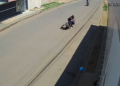 Vídeo mostra motociclista tendo pescoço puxado por fios soltos em cruzamento do Santa Emília
