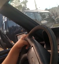 Vídeo: Motorista bate em árvore e capota Hyundai na entrada do Parque do Sol na Capital