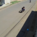 Vídeo mostra motociclista tendo pescoço puxado por fios soltos em cruzamento do Santa Emília