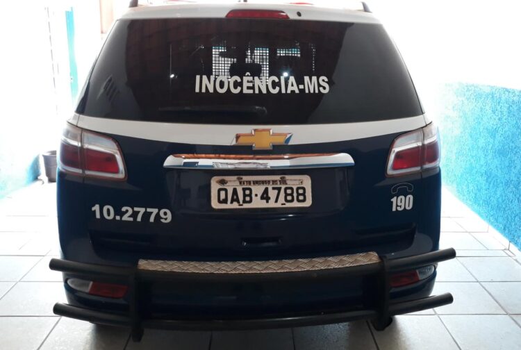 “Possuído”: Jovem é preso, após dar facada no crânio de homem, bater na mãe e ameaçar esposa