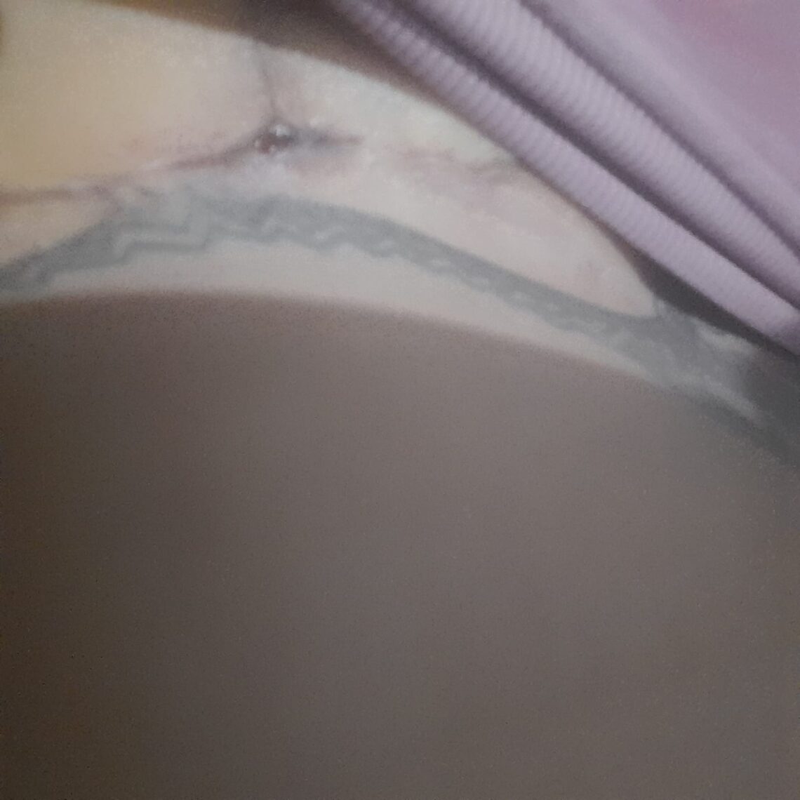 Cliente diz ter sido retirada a força da Smoke; tabacaria contesta versão em vídeos