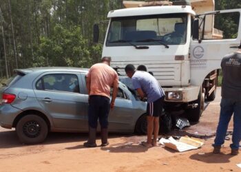 Gol bate de frente com caminhão caçamba e mata casal na BR-262 nesta tarde