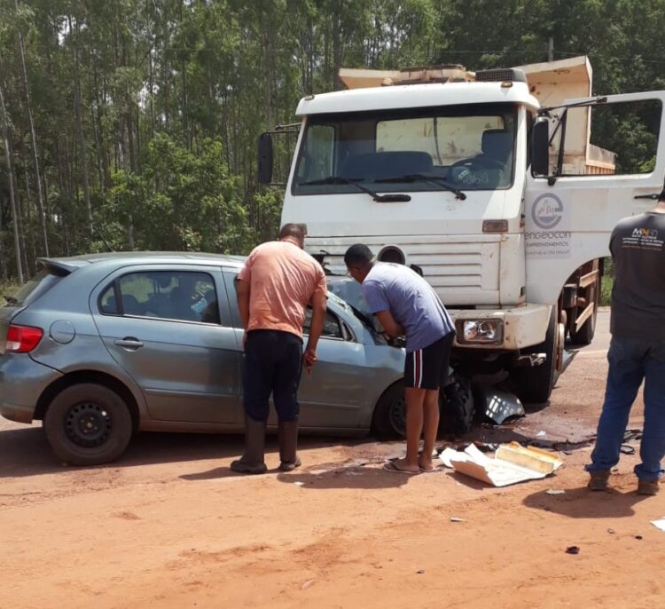 Gol bate de frente com caminhão caçamba e mata casal na BR-262 nesta tarde