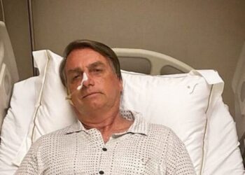 No hospital, Bolsonaro diz que poderá passar por cirurgia