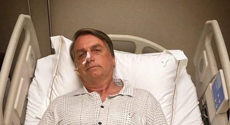 No hospital, Bolsonaro diz que poderá passar por cirurgia