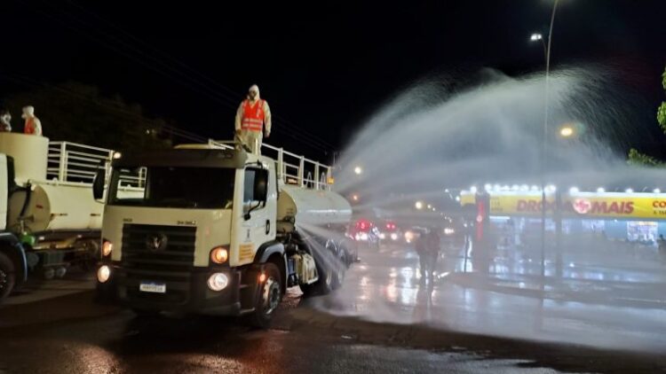 Região do Prosa passa por desinfecção como medida de prevenção ao contágio da Covid-19