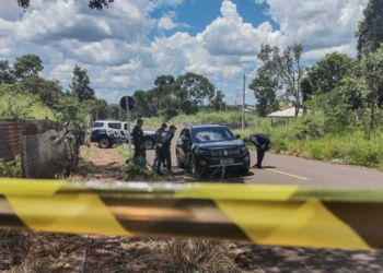 Homem em carro considerado de luxo é morto a tiros por dupla em Falcon na Capital