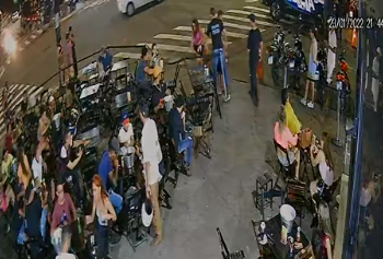 Cliente diz ter sido retirada a força da Smoke; tabacaria contesta versão em vídeos