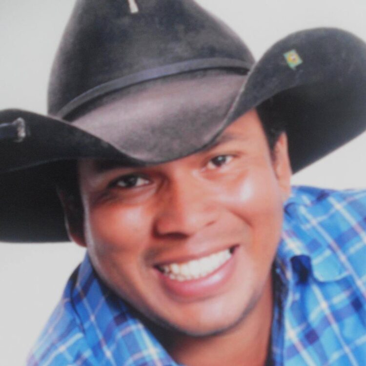 Locutor conhecido dos Moreninhas morre após aplicar herbicida em horta na Capital