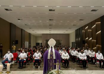 Distante do Centro, shopping aposta na calmaria e traz missa aos domingos na Capital