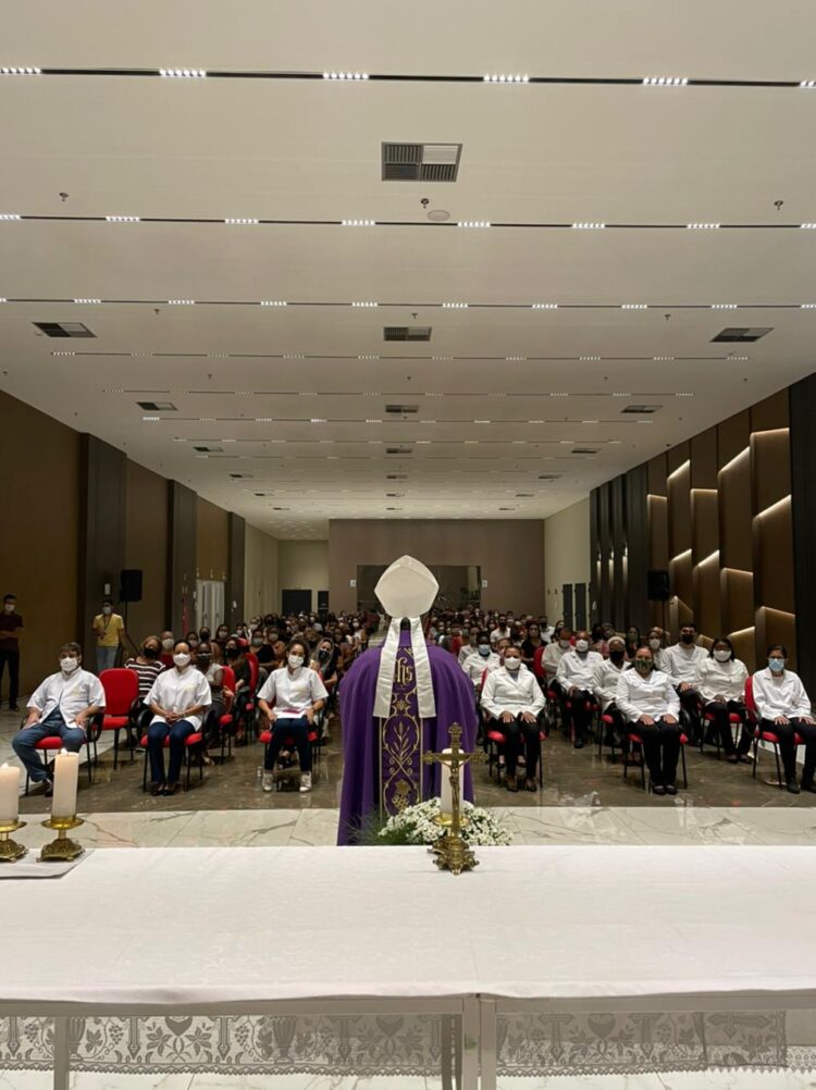 Distante do Centro, shopping aposta na calmaria e traz missa aos domingos na Capital