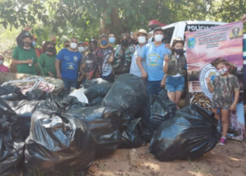 População, bombeiros e PMA retiram 2 toneladas de lixo do Rio Aquidauana em ação com 30 barcos
