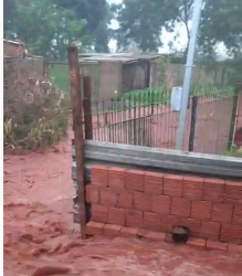 Vídeo: Chuva alaga terrenos e assusta população de comunidade vulnerável na Capital