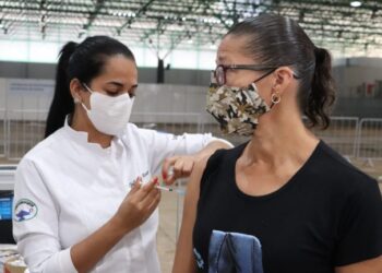 Prefeitura abre mais de 20 locais para vacinação e testagem neste sábado