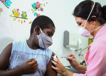 Com vacinas em mais de 30 locais, Prefeitura continua imunização contra a Covid-19