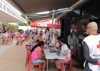 Busão da Vacina reforma imunização na Capital e consegue atender 400 pessoas por dia