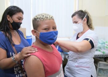 Ministério da Saúde aprova e na Capital crianças são vacinadas com Coronavac