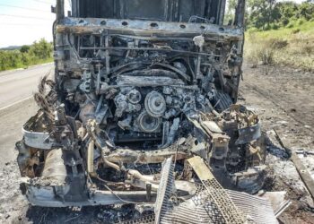 Incêndio destrói caminhão, após colisão com outro na BR-262: 1 pessoa saiu ferida