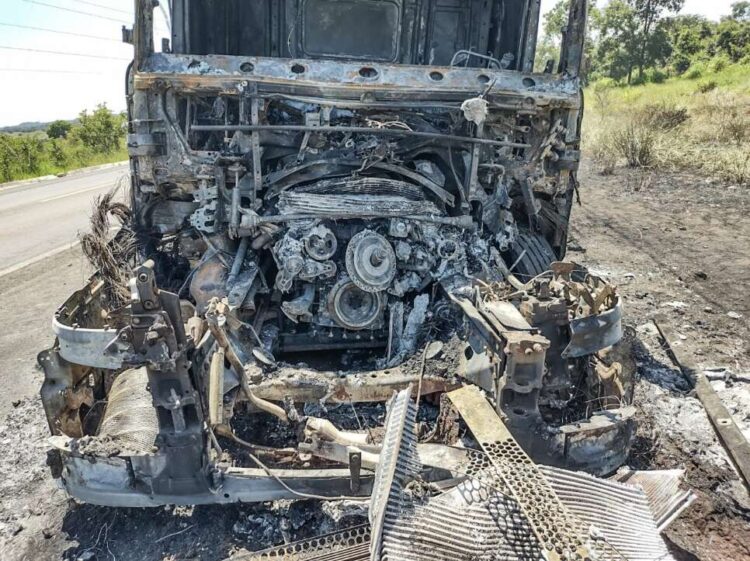 Incêndio destrói caminhão, após colisão com outro na BR-262: 1 pessoa saiu ferida