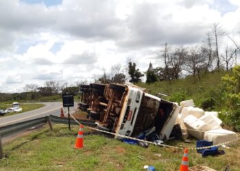 Condutor de carreta carregada com algodão morre, após veículo tombar na MS-306