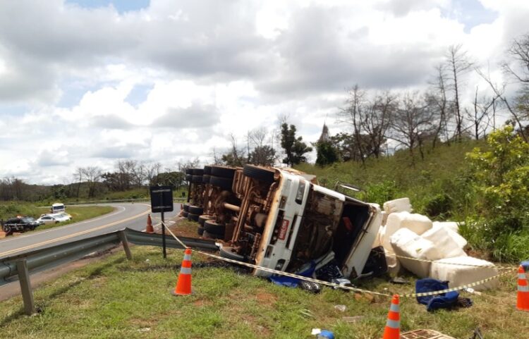Condutor de carreta carregada com algodão morre, após veículo tombar na MS-306