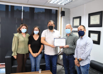Vereadores homenageiam deputado Marcio Fernandes por projeto da norma culta