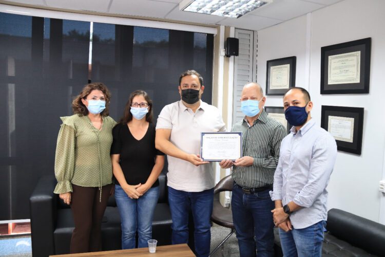 Vereadores homenageiam deputado Marcio Fernandes por projeto da norma culta