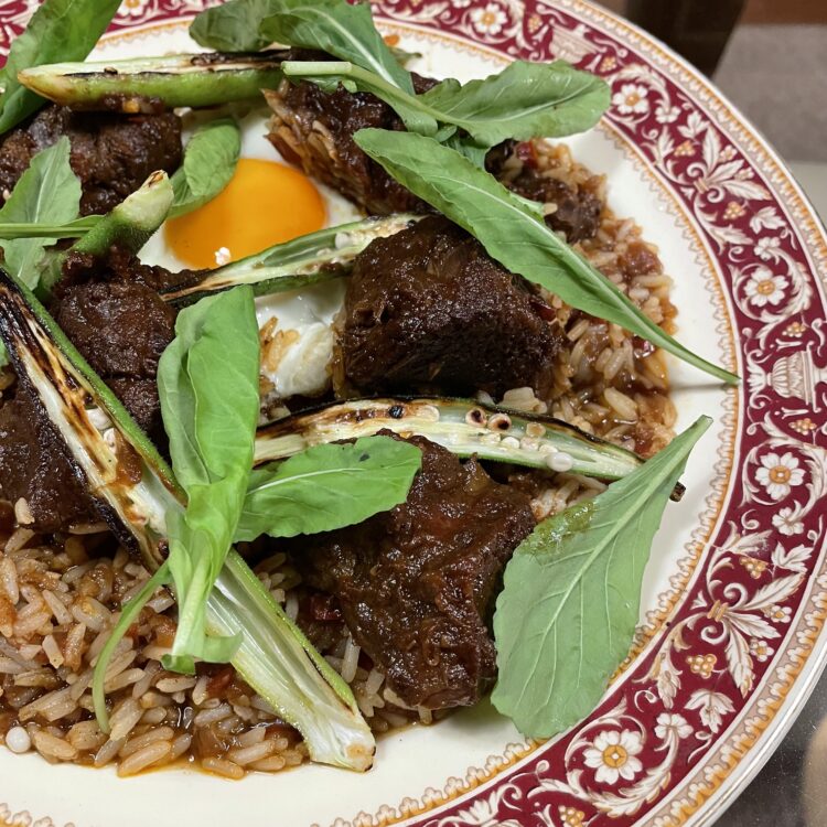 “Cozinha afetiva”: Aprenda o arroz de carne de panela do chef