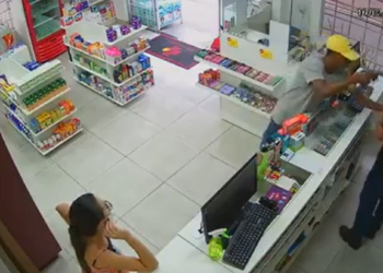 Vídeo: Ladrão assalta farmácia e dá coronhada na cabeça do balconista no Parati