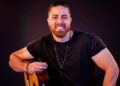 Com influência do folk e do pop-rock, Geisson Augusto lança a canção “É Só o Amor”