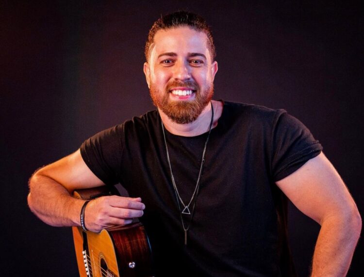 Com influência do folk e do pop-rock, Geisson Augusto lança a canção “É Só o Amor”