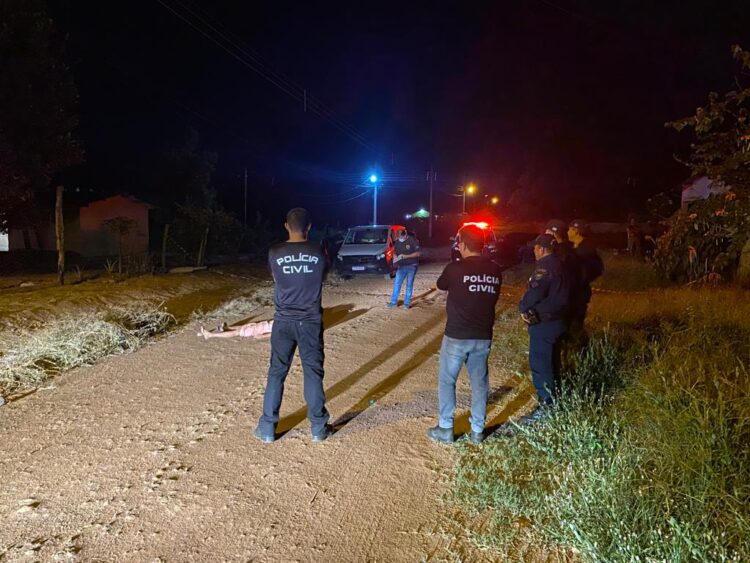 Homem que assassinou outro a golpes de faca e agrediu outros 2 em briga de bar é preso