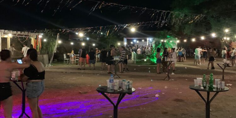 Prometida por 12hrs, festa de Carnaval acaba com PM e clientes pedindo a grana de volta
