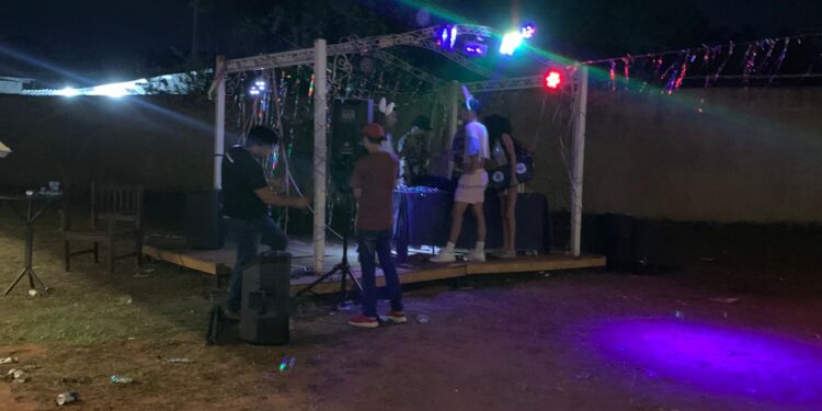 Prometida por 12hrs, festa de Carnaval acaba com PM e clientes pedindo a grana de volta