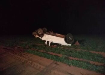 Condutor perde controle na MS-473, capota e ele a mulher são arremessados para fora do carro
