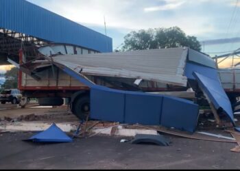 Caminhão desgovernado derrubada parte do posto da PRF em Terenos